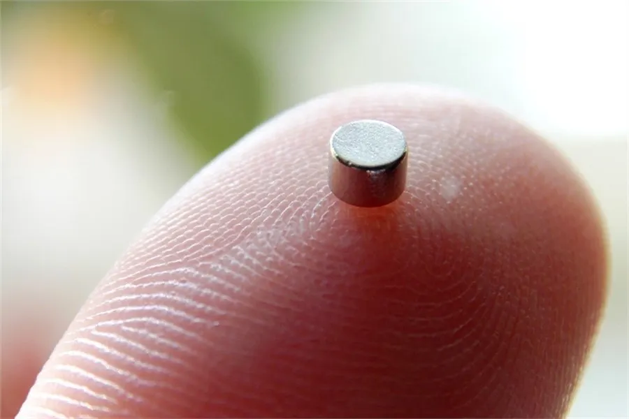 Пятерых студентов пришлось оперировать из-за застрявшего в ухе микронаушника