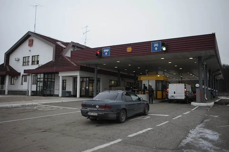 Где и как проверить свои долги перед выездом за границу