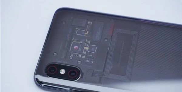 Xiaomi – компания-врун. У Mi8 EE нет никакого прозрачного корпуса – это фейк от самой Xiaomi