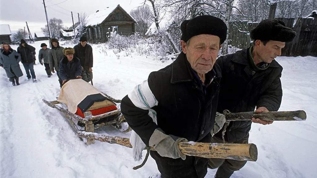 «Выражать горе надо громко». Огненные истории о деревенских свадьбах и похоронах