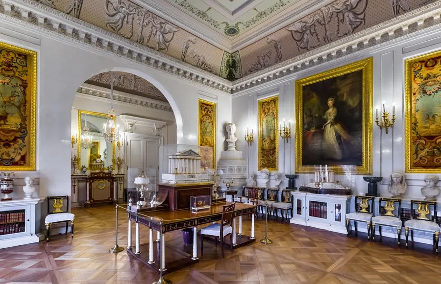 Сибиряк показал, как нужно ходить по музеям: прибухнул, выспался в покоях императрицы и унес сувенир