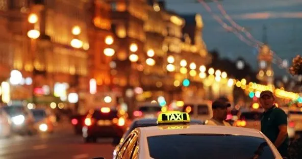 Таксист покатал мексиканку по Невскому проспекту. Тариф – 3,5 тысячи за километр