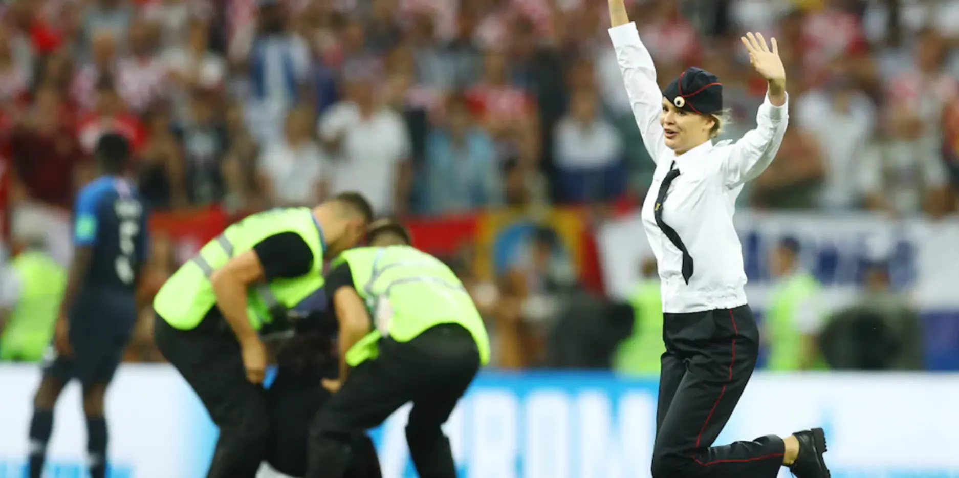 «Жалею, что сейчас не 37-й год». Зачем Pussy Riot выбежали на поле в финале чемпионата мира?