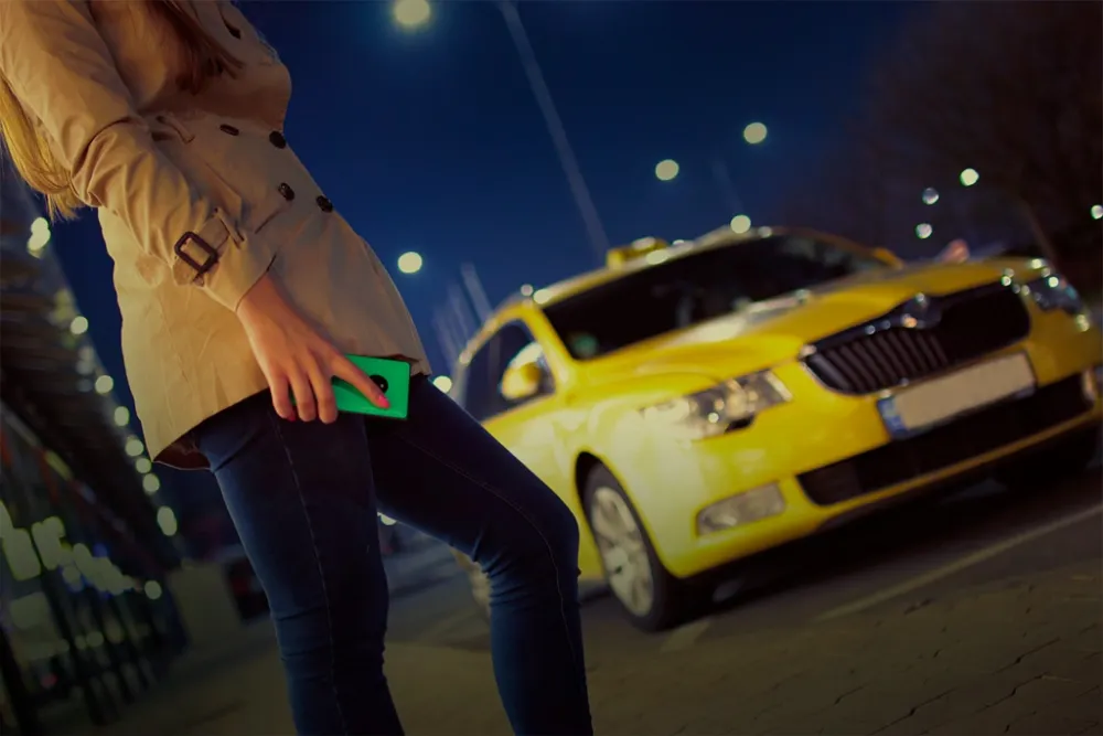 Таксист избил клиента лопатой. Видео эпичнее вы не встретите