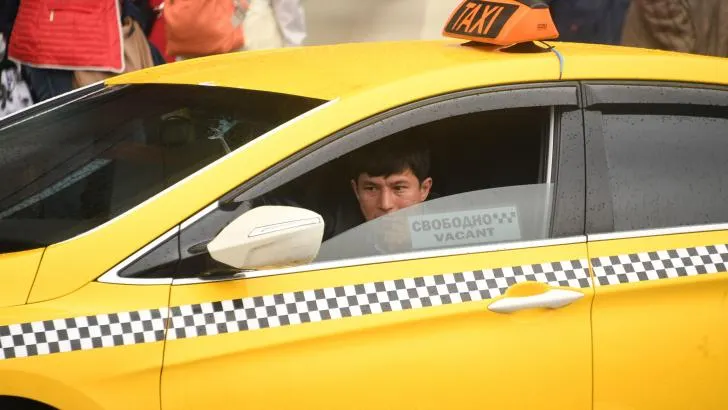 Гениальный таксист захотел сэкономить время. В итоге стал героем смешнейшего видоса