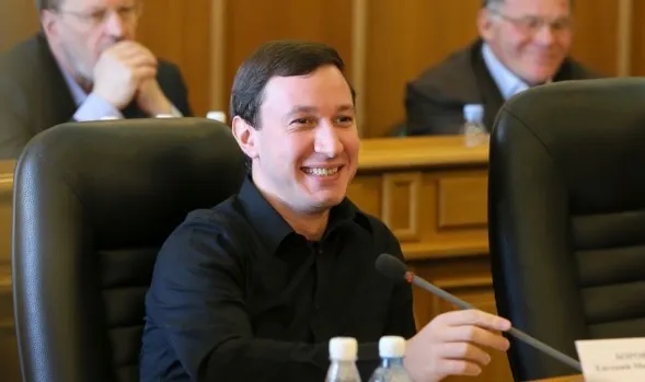 Депутата назвали «скучным гондоном». В ответ тот поступил как крыса