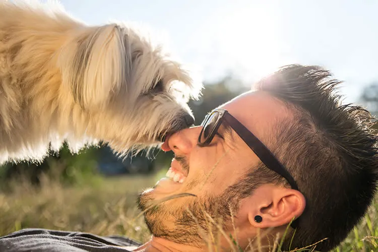Мужчине ампутировали обе ноги и пальцы рук. А ведь его просто облизала собака