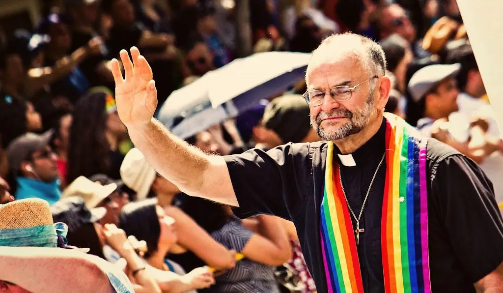 Два священника-гея вылетели из католической церкви. Угадайте, за что?