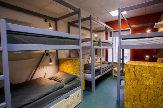 Пистолеты, люмпены, китайцы. 13 историй и фактов про работу в хостеле