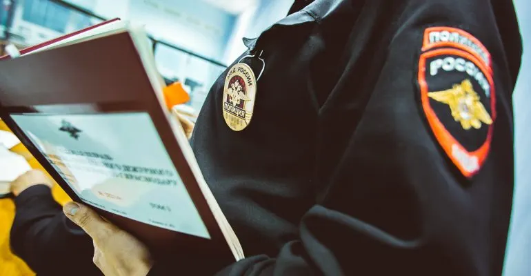 Хитрый полицейский вешал преступления на бомжей. В обмен на еду