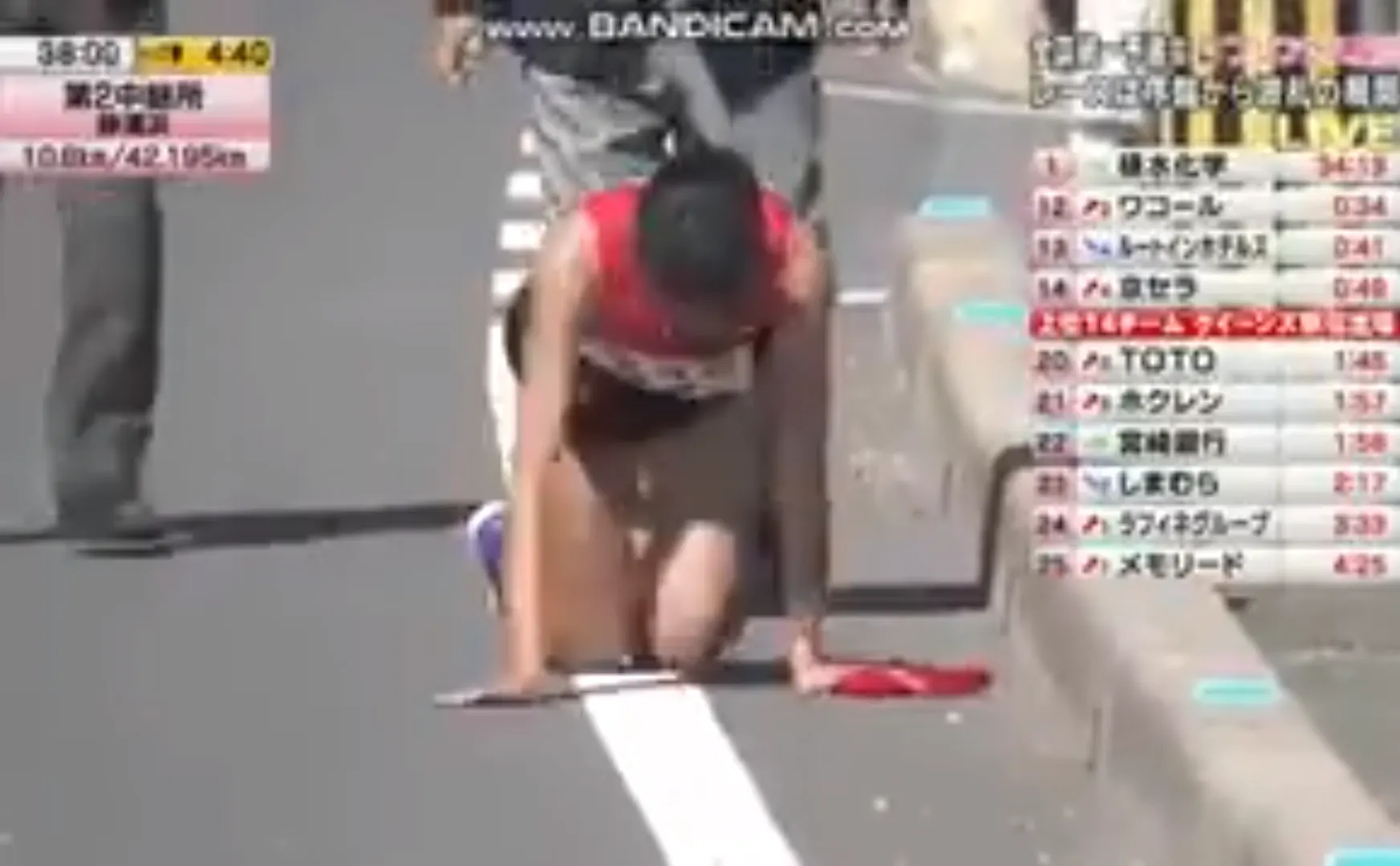 Японская бегунья сломала ногу, но доползла до передачи эстафеты. Она всех мотивировала, но результат не засчитали