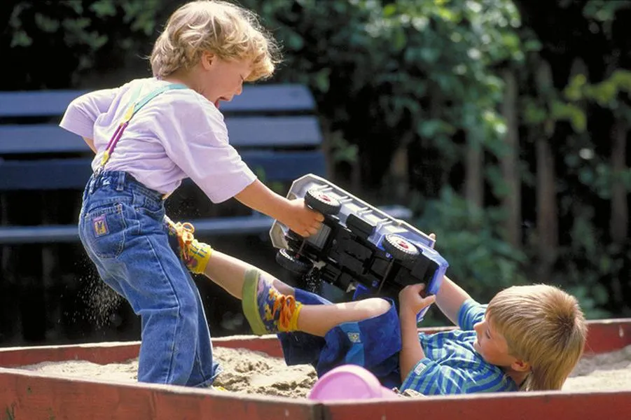 Няни снимали на видео бои 4-летних детей. Их будут судить