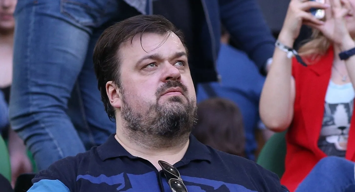 Василий Уткин либо врун, либо серьезно болеет. Он забыл Артема Нечаева, хотя недавно они работали и общались