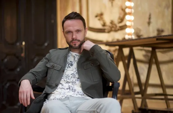 Открытый гей рассказал о финансовых проблемах натуралов. И объяснил, как их решить