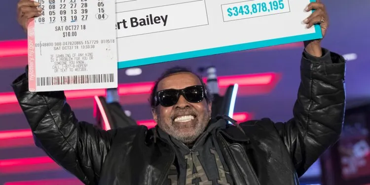 Дедуля 25 лет покупал лотерейные билеты и сорвал куш. Половину денег он сразу же вернул