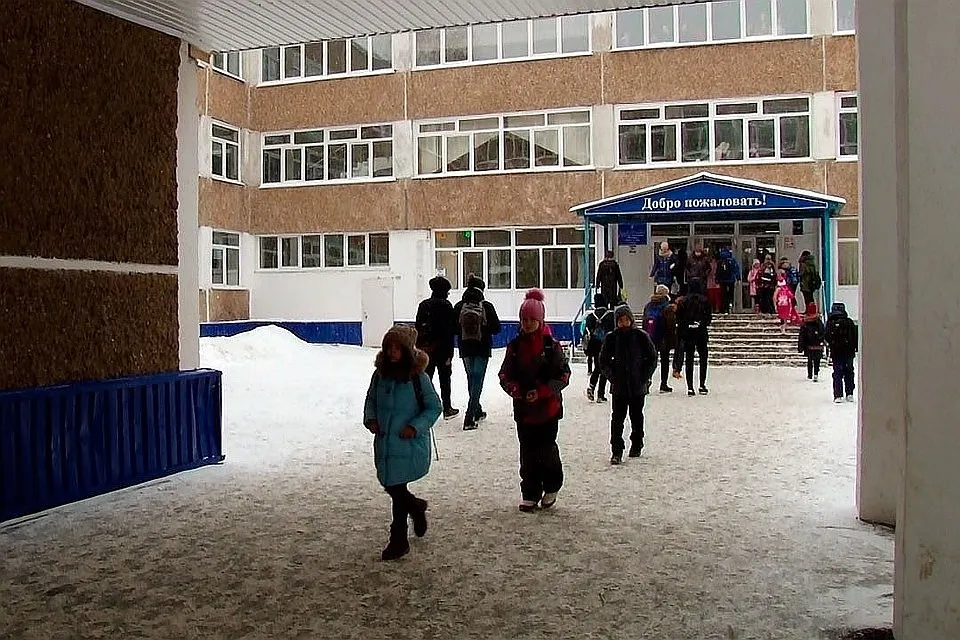 Хулиганы сломали ногу однокласснику. Замдиректора обвинила родителей жертвы