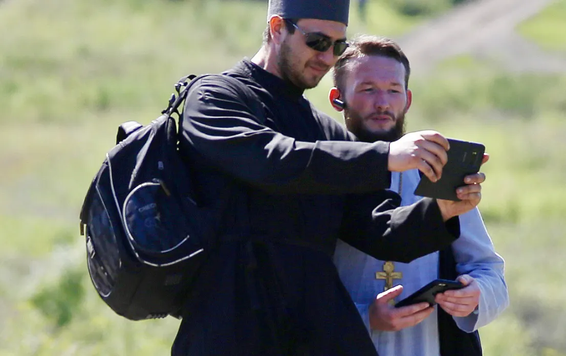 Новосибирский поп жил на донаты прихожан. Ему дарили деньги, iPhone XR и машину