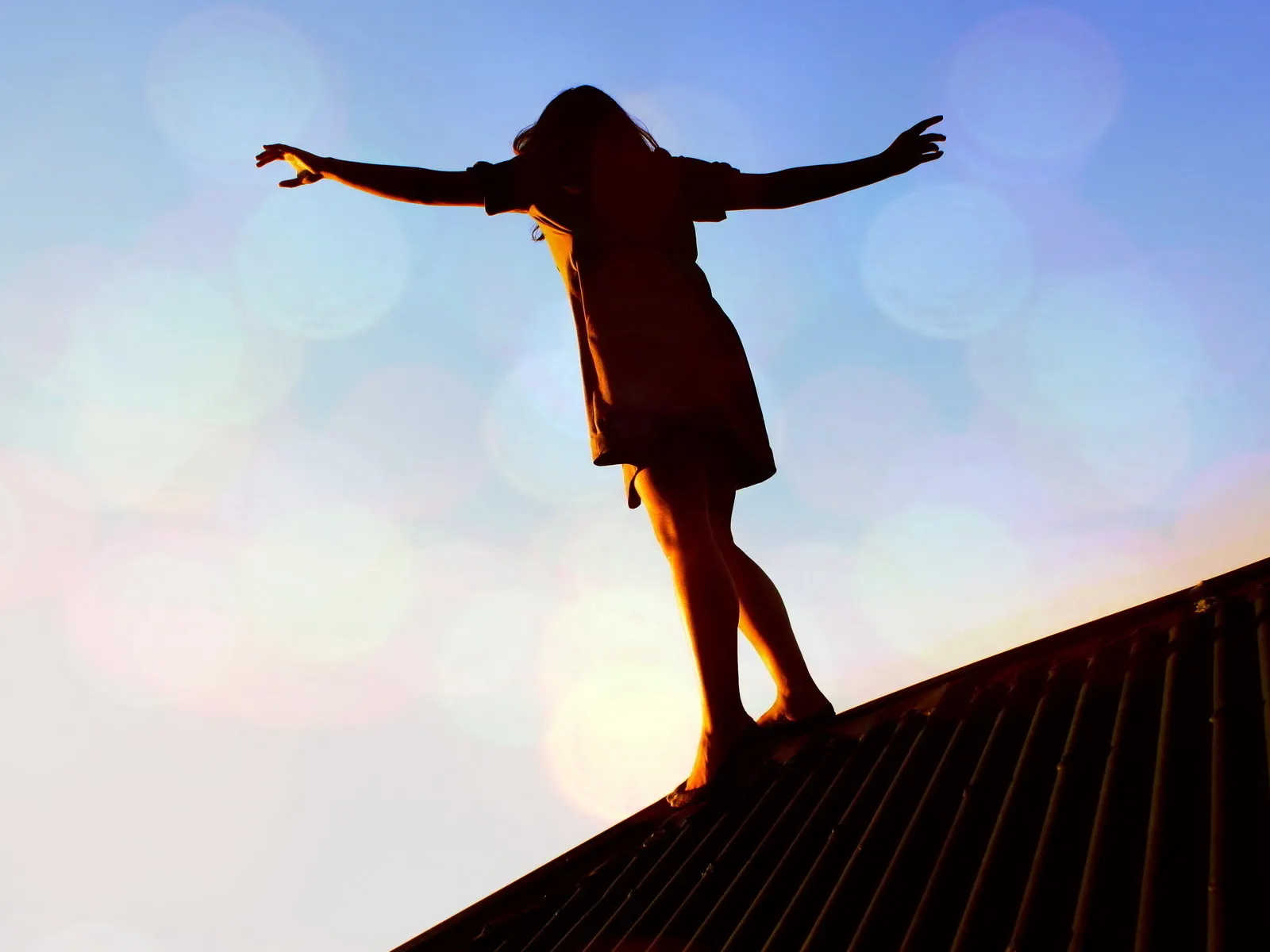 «В свадебном платье положите». 17-летняя девушка прыгнула в гроб с пятого этажа