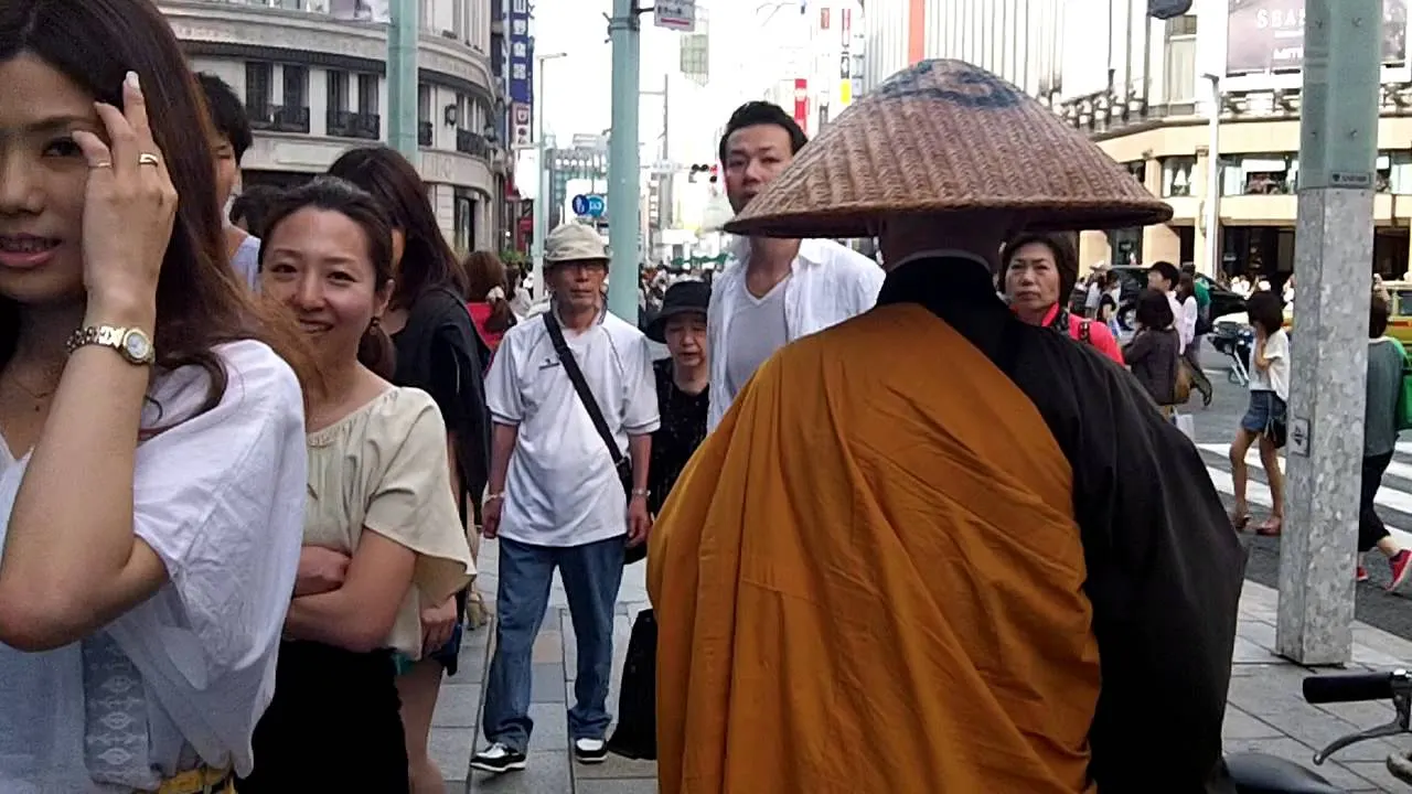 Монахи зрелищно доказывают, что их одежда не сковывает движения. Все из-за полицейского штрафа