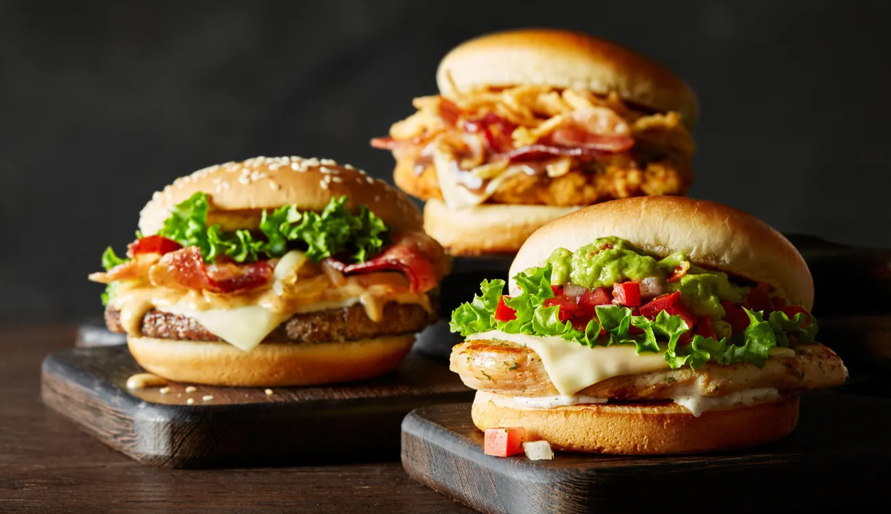 В украинской Раде заказали еду из «Макдоналдса». Курьер привез пакеты, на которых были написаны три буквы