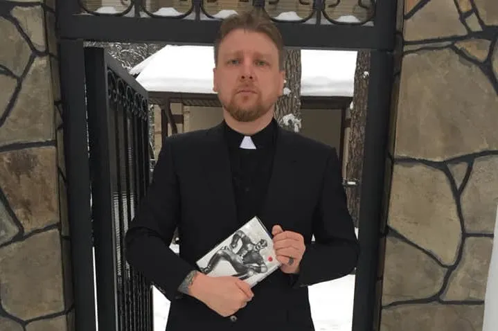 Украинца, сидящего под домашним арестом, ежедневно фотографируют копы. Он готовит им сюрпризы