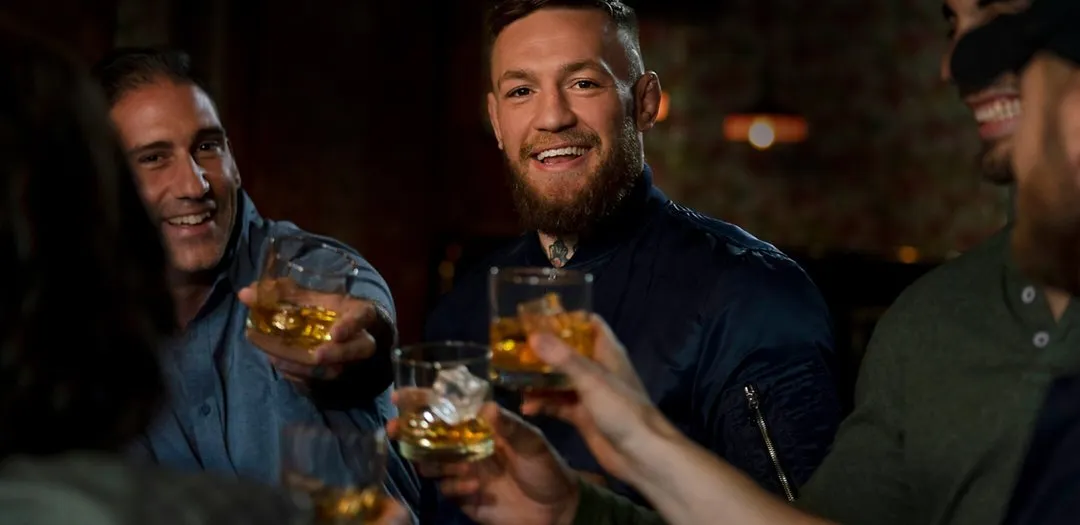 В России продают стаканы и пустые бутылки из-под Proper Twelve – виски Конора Макгрегора