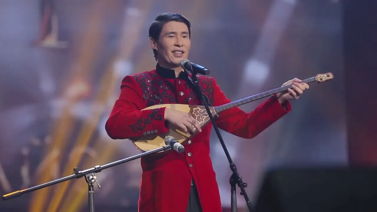 Известный певец плюнул в рот ребенку прямо на сцене. Зал поаплодировал – оказывается, это к счастью