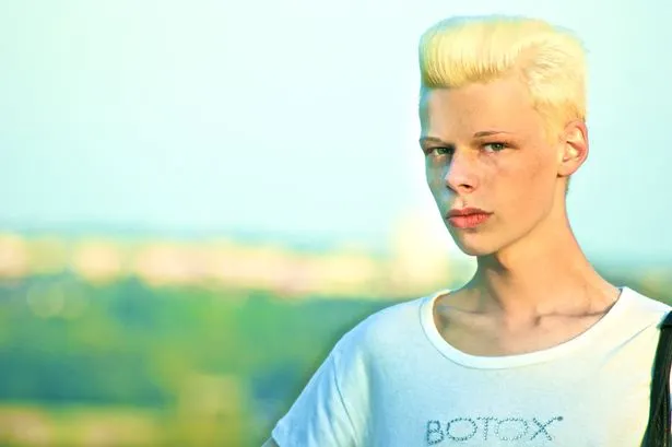 24-летний немец вкалывает ботокс и хочет стать живой куклой. А еще отказался от статуса мужчины