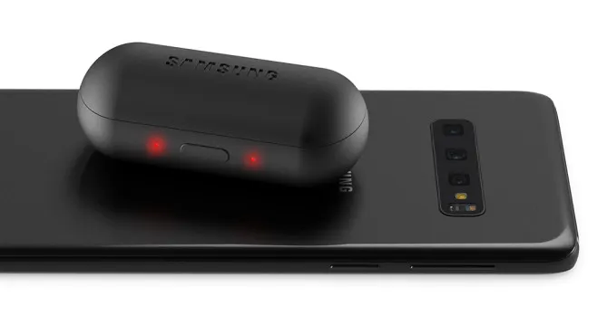 Samsung выпустит клона AirPods с Qi-зарядкой. Наушники можно будет заряжать от смартфона