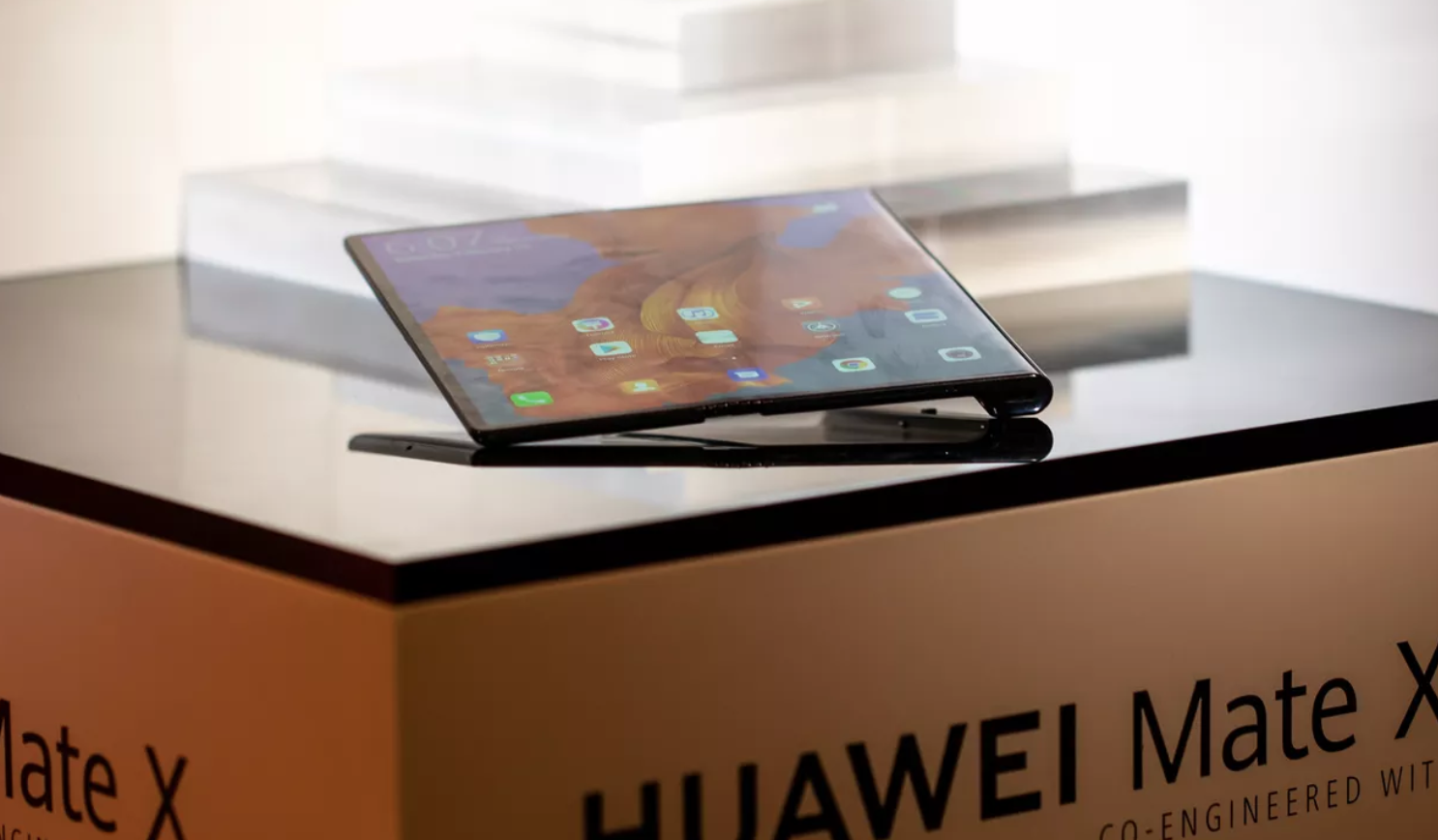 Huawei mate дисплей. Хуавей с гнущимся экраном. Телефон трансформер Huawei. Galaxy Huawei Mate x2. Samsung Huawei Mate x2.