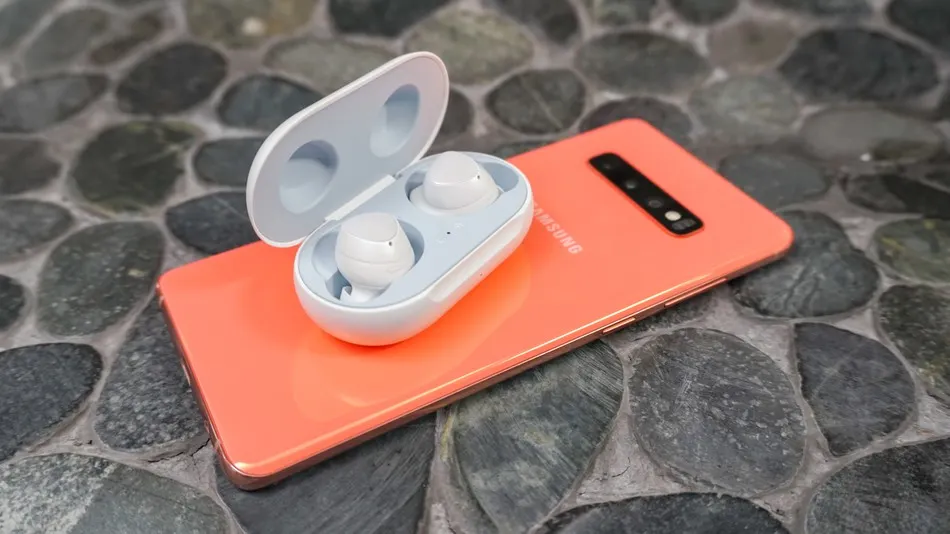 Конкурент AirPods, Mi Band здорового человека и смарт-часы. Что еще показала Samsung?
