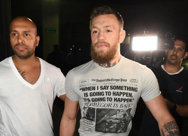 Конора Макгрегора задержали за разбитый телефон фаната. Привет Павлу Дурову?