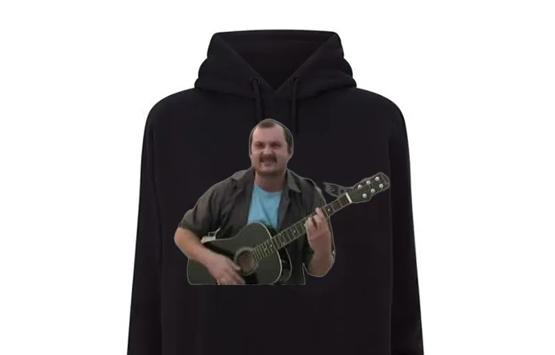 В Лондоне запретили толстовку с надписью «Иди на ***».  Она стоила почти 60К рублей