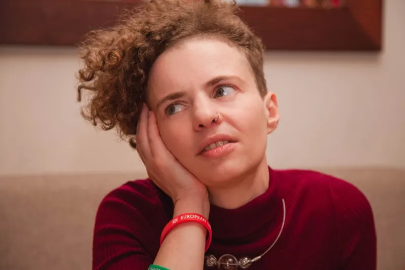 Lush якобы уволил сотрудницу, ответившую попрошайке Рапопорт. Это фейк, но интернет защитил девушку