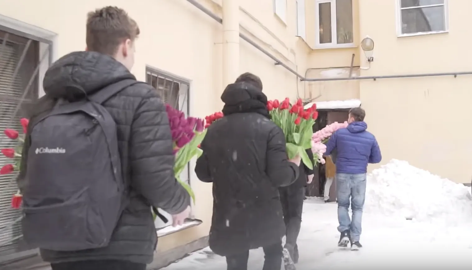 В кафе феминисток «Симона» проникли мужчины с цветами. Парней сурово наказали