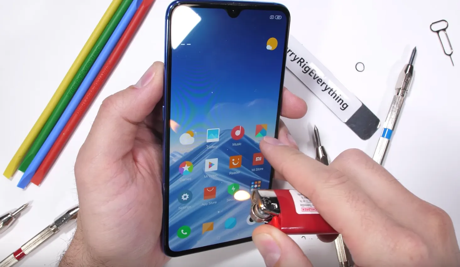 Xiaomi Mi 9 проверили на прочность. Смарт не гнется и почти не царапается