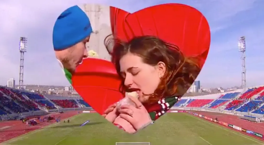 Девушка поела шаурму на футболе. Это самое романтичное видео недели