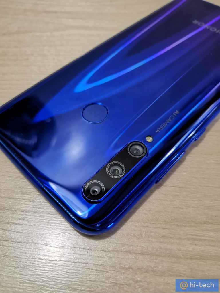 Что за отверстие на телефоне сверху honor