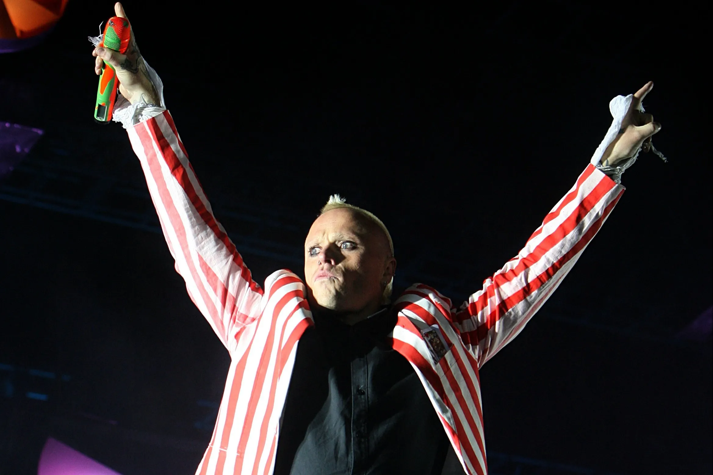 В Англии простились с вокалистом The Prodigy. Фанаты шумели и веселились на похоронах