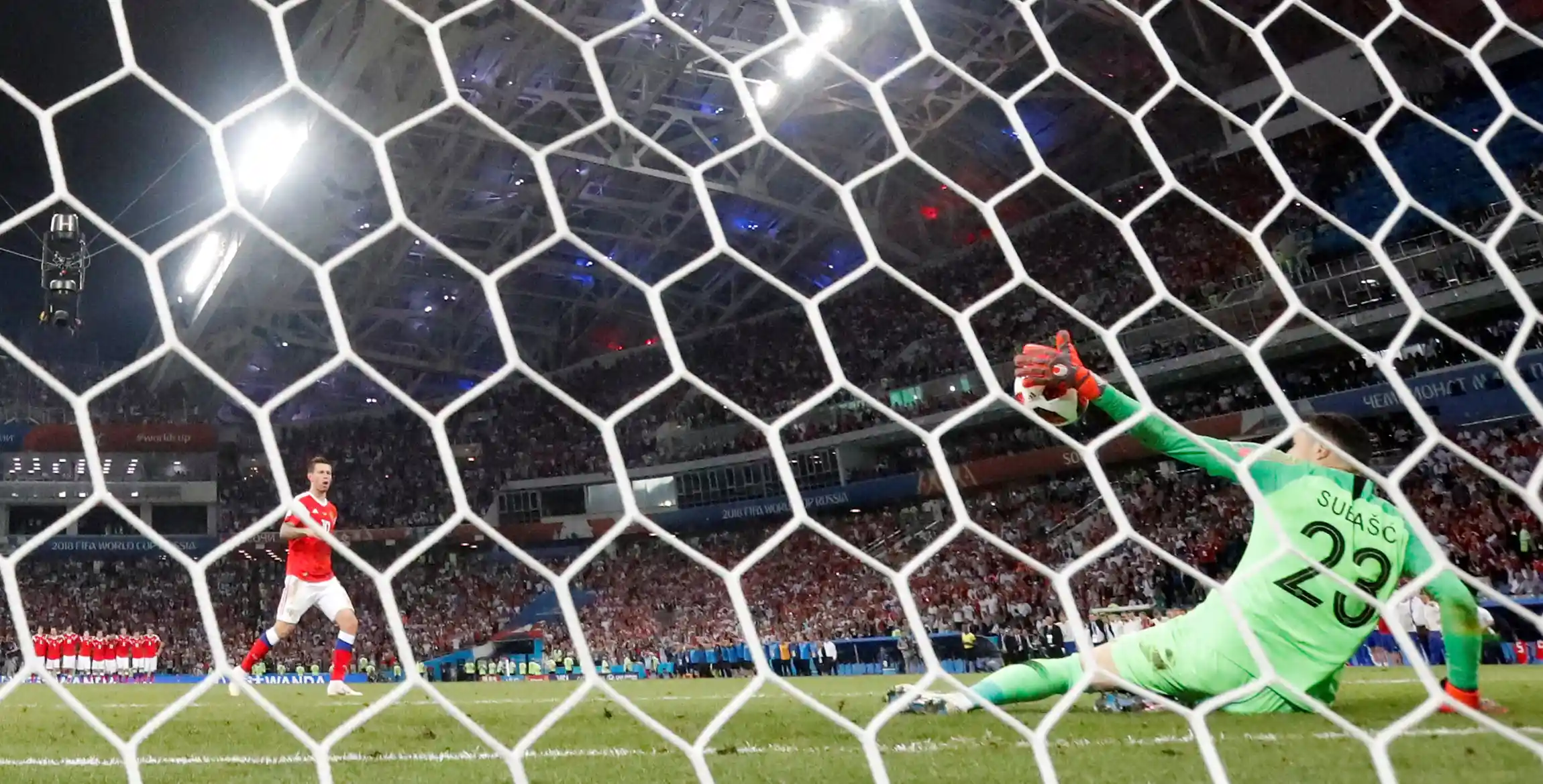 На что ставить в матче Бельгии с Россией? Есть даже коэффициент 100 на Смолова