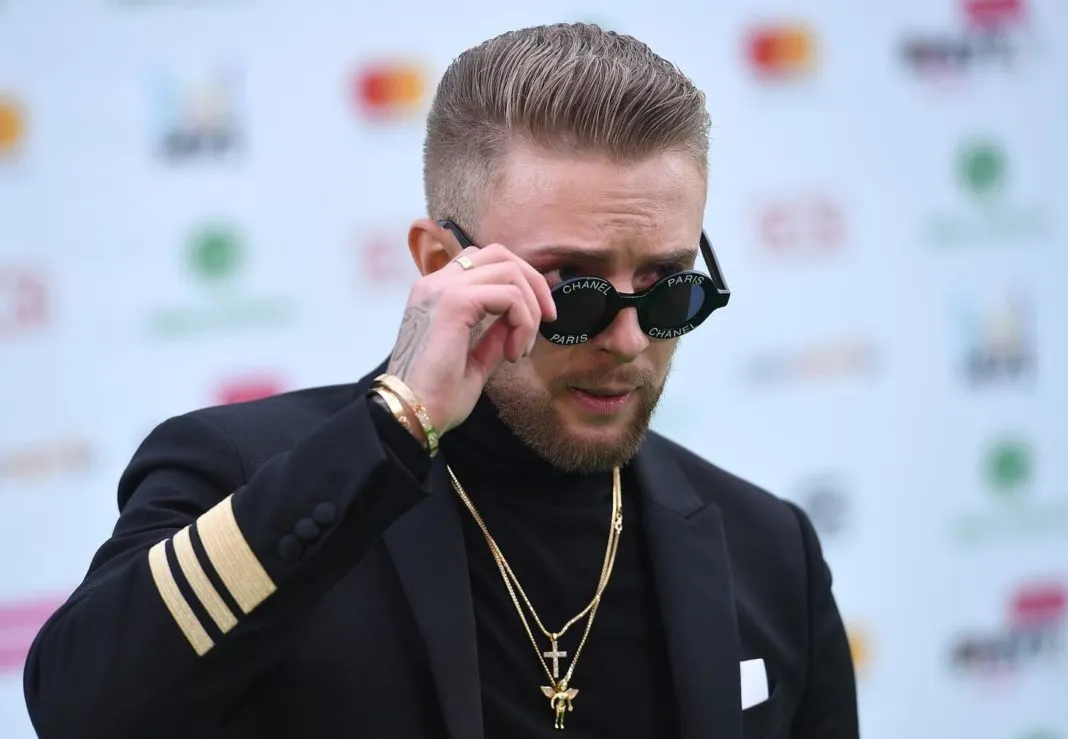 Тимати запретил Криду выпускать хлысты, кнуты и конские сбруи. Это прописано в договоре с лейблом