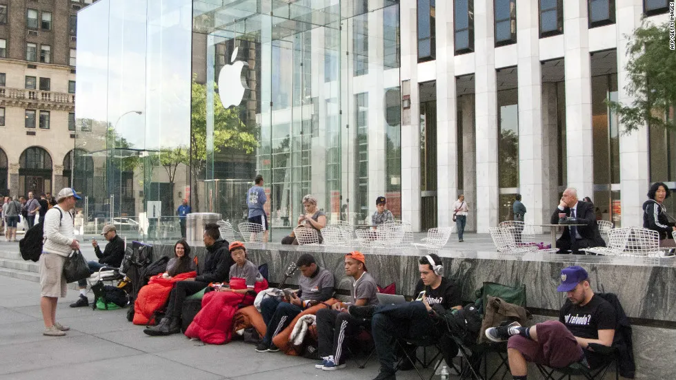 Флагманский магазин Apple в Нью-Йорке атаковали клопы. Виноваты бомжи?