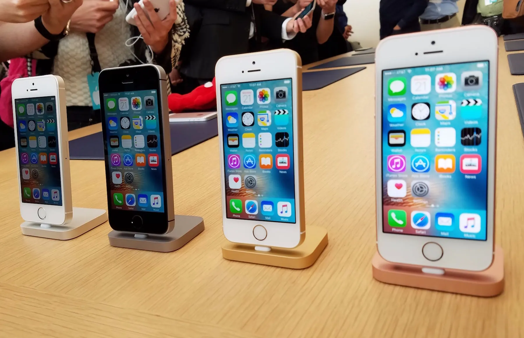 iPhone SE пока жив. И он внезапно подешевел