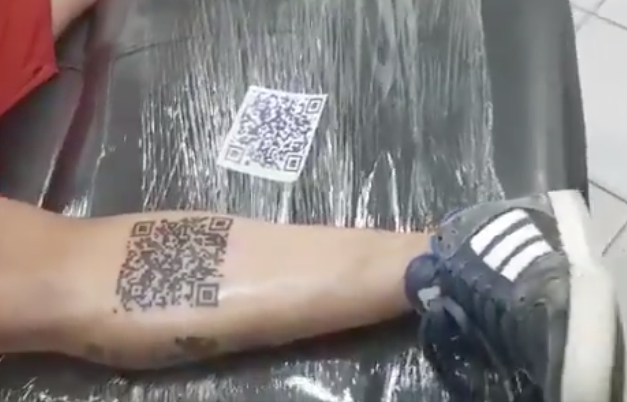 Фанат сделал тату с QR-ссылкой на ролик с голами любимой команды. Но  YouTube удалил видео — Палач | Гаджеты, скидки и медиа