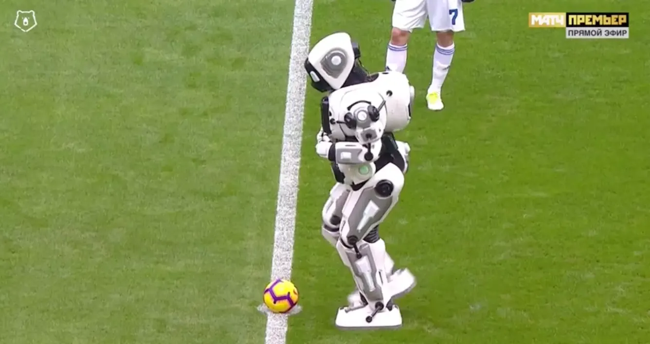 В матче ЦСКА – «Оренбург» на поле вышел робот. Кажется, не все выкупили, что он фейковый