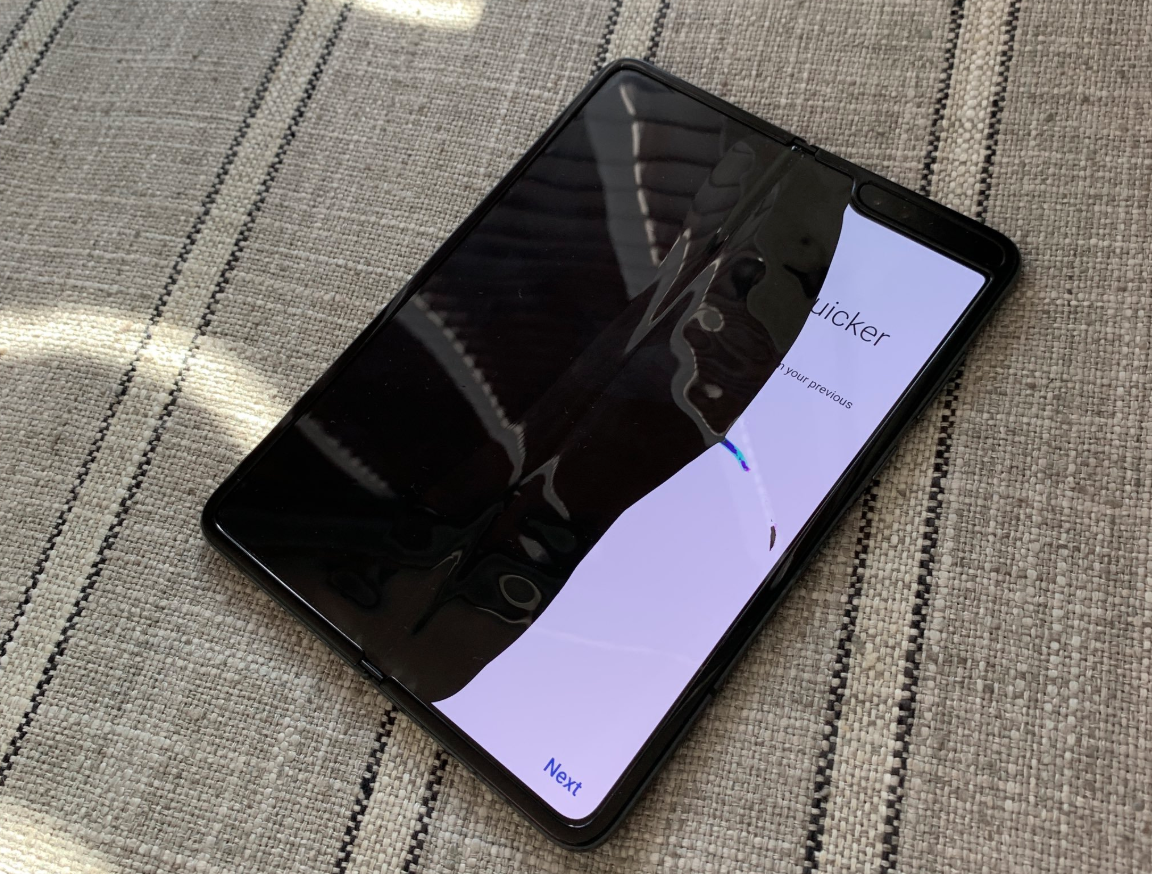 У гибкого смарта Samsung Galaxy Fold ломается экран. Мы собрали видео и  фото с этой проблемой — Палач | Гаджеты, скидки и медиа