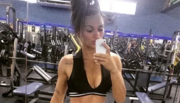 Мужчина изобразил половой акт перед девушкой. Она оказалась бойцом MMA