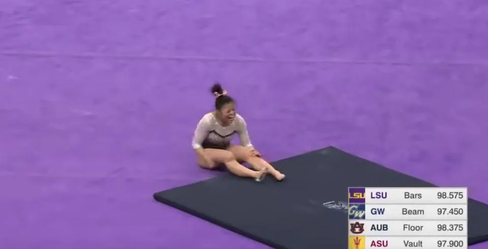 Гимнастка исполнила двойное сальто, сломала обе ноги и завершила карьеру. Видео – шок, дичь, жесть