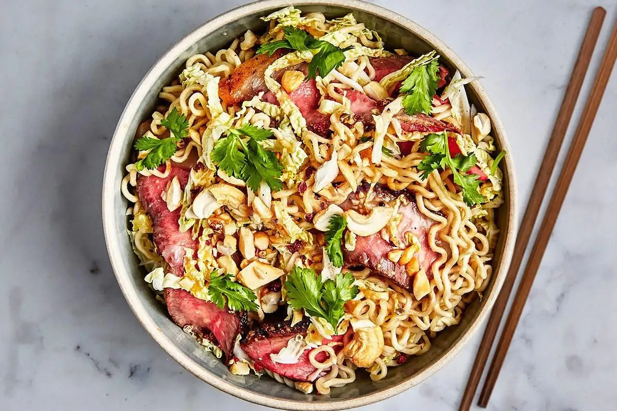 Китаец на самокате не смог заплатить за лапшу. В качестве залога оставил свою дочь