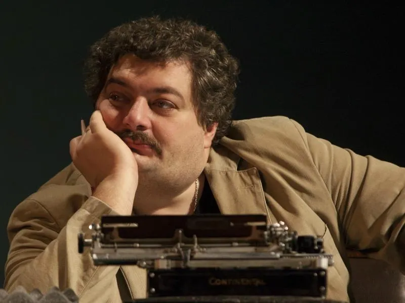Поэт Дмитрий Быков впал в кому. Ему стало плохо в самолете, но инсульта нет